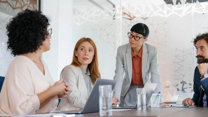 Andere beeinflussen, Macht sichern oder eigene Ziele durchzusetzen: Machtspiele im Job sind häufig - die Strategien aber oft subtil.  (Foto: Franci Leoncio/Westend61/dpa-tmn)