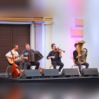 Mit Gitarre, Steirischer Harmonika, Geige und Tuba: Das bayerische Ensemble Maxjoseph gastierte bei „Sommer im Park” in Triesdorf. (Foto: Martin Stumpf)