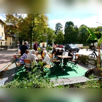 Plaudern statt parken: Kfz-Stellplätze wurden in temporäre Sitzplätze verwandelt am Parking Day in Neuendettelsau. (Foto: Jürgen Frercks)