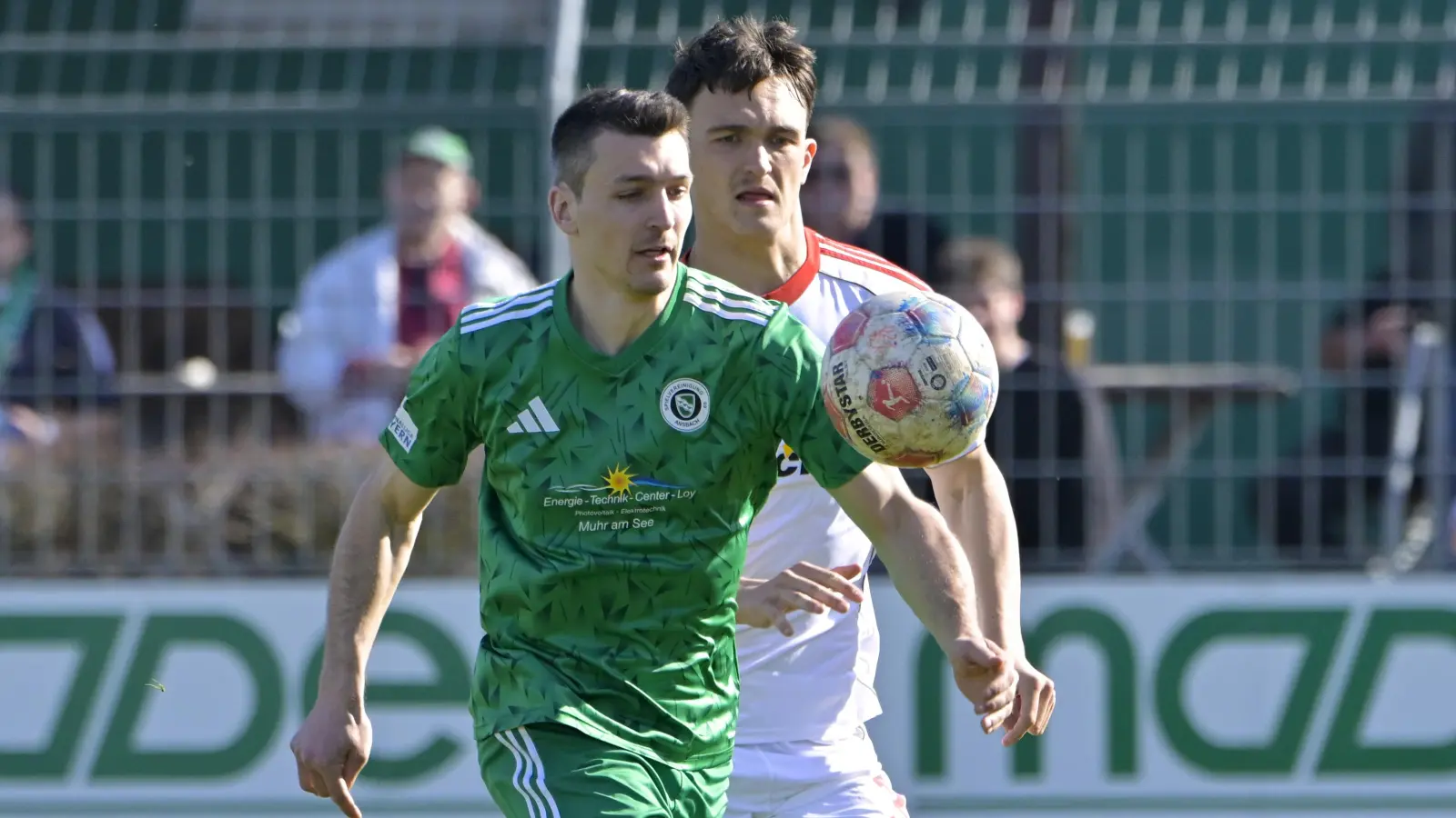 Ben Müller (in Grün) gehört zu den Leistungsträgern bei der SpVgg Ansbach. Hier setzt er sich gegen Joel Skowronek (1. FC Nürnberg II) durch, in Aubstadt trifft er auf seinen Ex-Verein. (Foto: Martin Rügner)