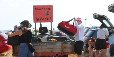 Alles, was mit auf den Zeltplatz muss, kann man mit dem Anhänger hoch transportieren lassen. (Foto: Jarah Greipel)