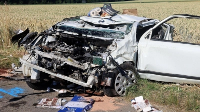 Der Wagen ist nach dem Unfall komplett zerstört. (Foto: Rald Zwiebler/z-media/dpa)