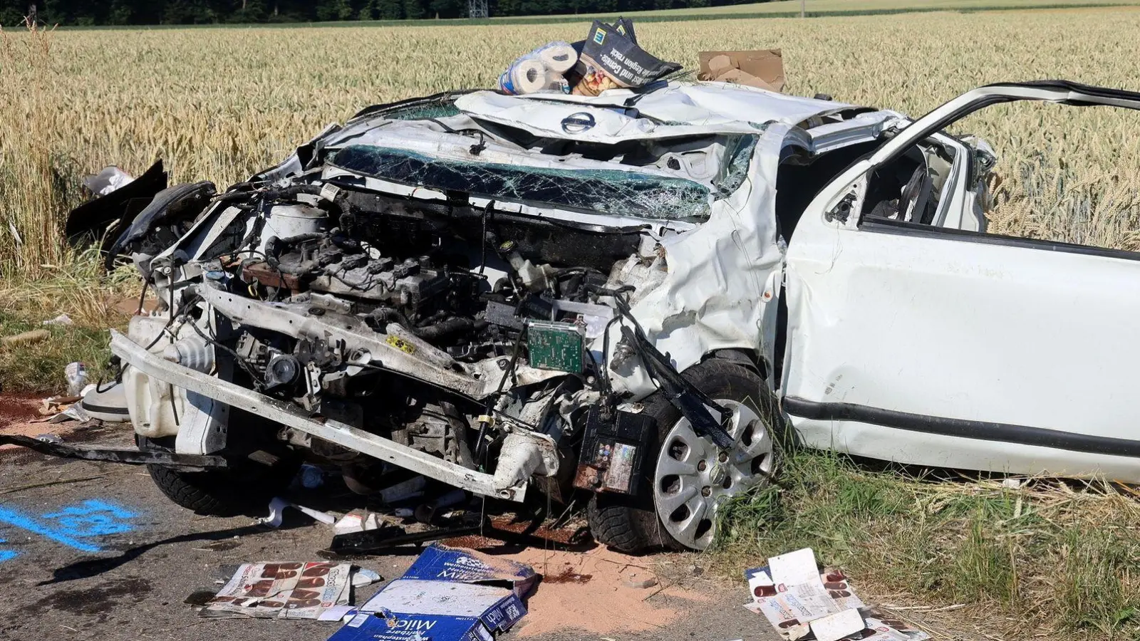 Der Wagen ist nach dem Unfall komplett zerstört. (Foto: Rald Zwiebler/z-media/dpa)