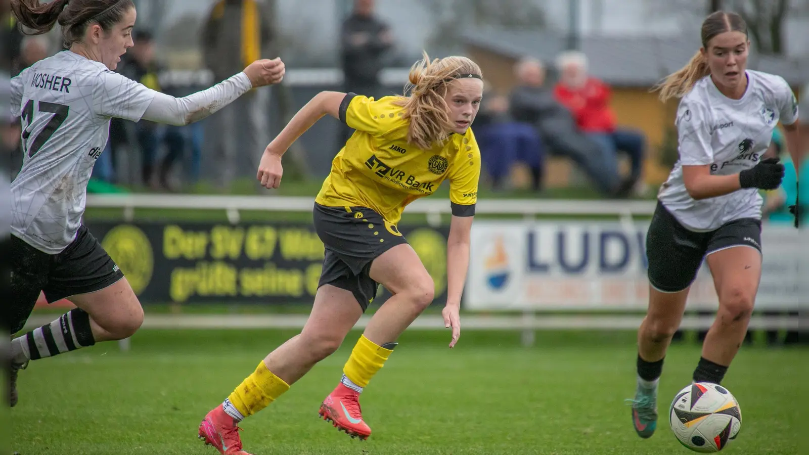 „Es gab noch keinen Tag, an dem ich keine Lust auf Fußball hatte”: Dana Keßler im gelben Trikot des SV Weinberg. (Foto: Markus Zahn)