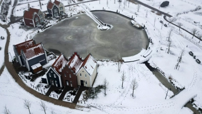 Viele Landschaften sind seit Tagen verschneit - auch in Regionen, in denen das mittlerweile eher selten vorkommt. (Foto: Lars Penning/dpa)