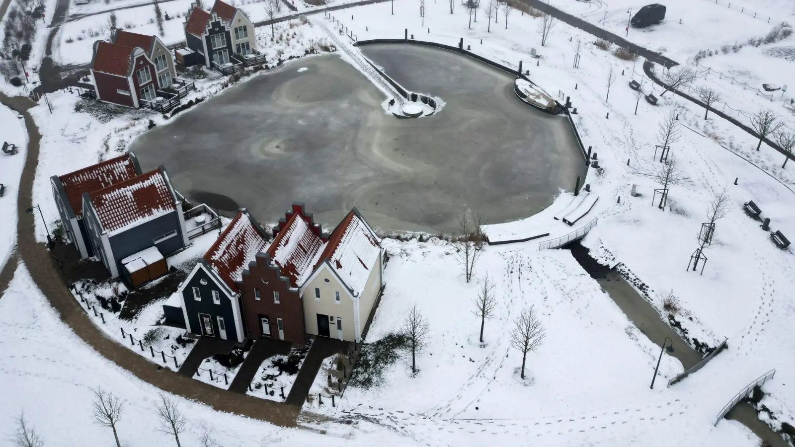 Viele Landschaften sind seit Tagen verschneit - auch in Regionen, in denen das mittlerweile eher selten vorkommt. (Foto: Lars Penning/dpa)