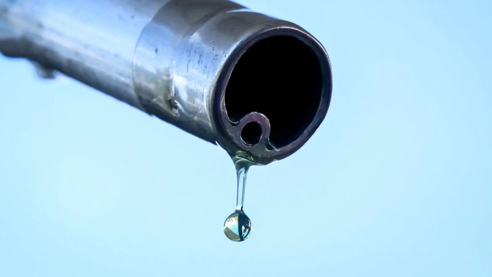 Im Netz verbreiten sich Falschbehauptungen über angeblich gestreckten Kraftstoff. (Archivbild) (Foto: Alain Jocard/AFP/dpa)