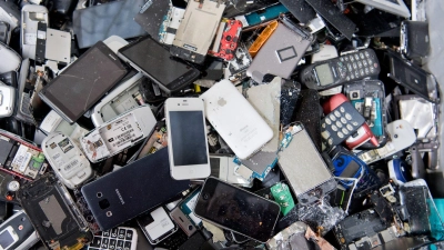 Lieber weg damit: Alte Smartphones, Telefone und andere Elektronikgeräte sollten nicht zu lange daheim lagern. Im Recycling sind sie besser aufgehoben. (Foto: Julian Stratenschulte/dpa)