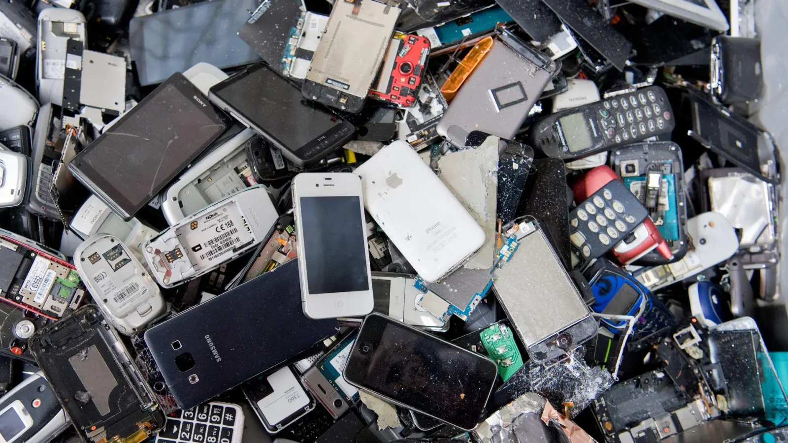 Lieber weg damit: Alte Smartphones, Telefone und andere Elektronikgeräte sollten nicht zu lange daheim lagern. Im Recycling sind sie besser aufgehoben. (Foto: Julian Stratenschulte/dpa)