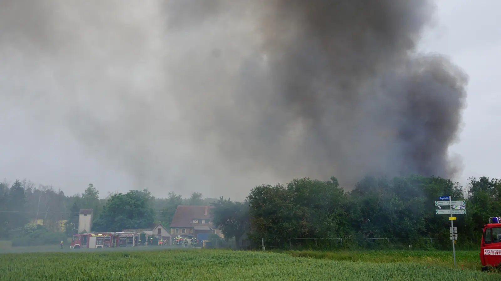 Schwarze Rauchwolken ließen am Donnerstagnachmittag den Brandort schon von weitem erkennen. (Foto: Kai Schlichtermann)