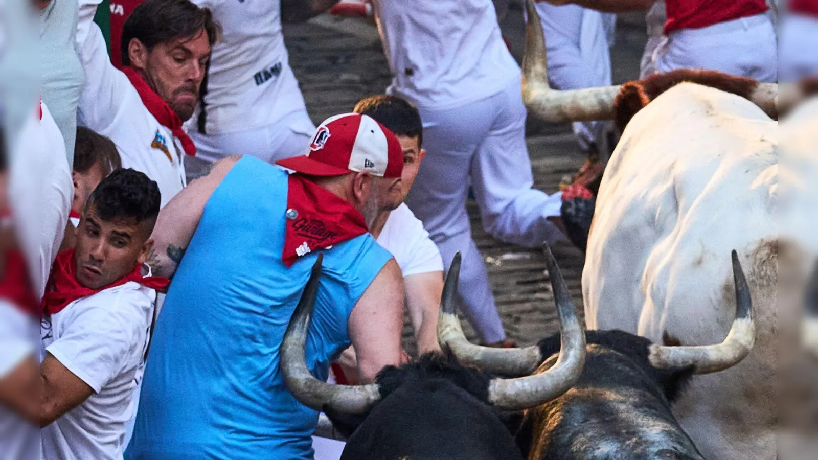 Auf Tuchfühlung mit dem Tod: Die spitzen und langen Hörner der Kampfstiere können den Läufern bei den Stierhatzen während des ebenso berühmten wie umstrittenen San-Fermín-Festes im nordspanischen Pamplona lebensgefährliche Verletzungen zufügen. (Foto: Miguel Oses/AP/dpa)