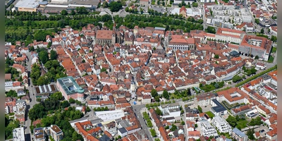 Die Ansbacher Innenstadt aus der Luft. Jeder Immobilienbesitzer hat in den vergangenen Tagen Post von der Stadt bekommen, in der ihm die Höhe der fälligen Grundsteuer mitgeteilt wurde. (Luftbild: Walter Röber)