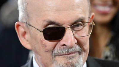 Autor Salman Rushdie veröffentlicht sein jüngstes Buch „Knife“, in dem er ein auf ihn verübtes Attentat und dessen Folgen literarisch verarbeitet. (Foto: Arne Dedert/dpa Pool/dpa)