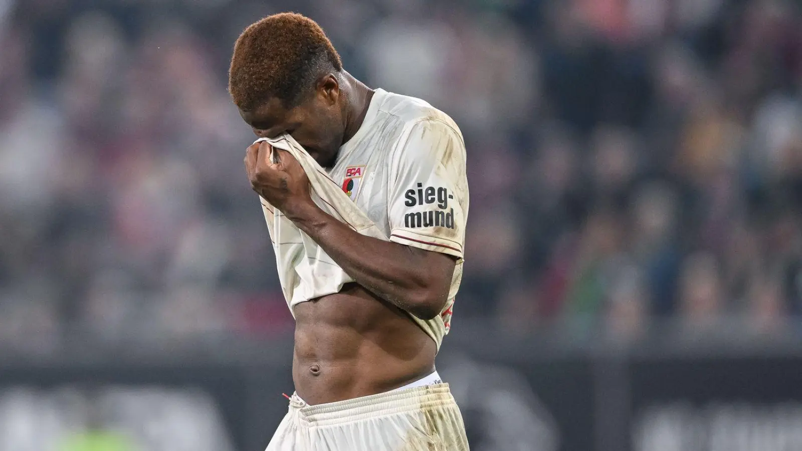 Augsburgs Samuel Essende wurde nach seiner Tätlichkeit im Heimspiel gegen Mainz für zwei Partien gesperrt. (Foto: Harry Langer/dpa)