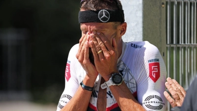 Jan Frodeno gibt beim Langdistanz-Klassiker in Roth während des abschließenden Marathons auf. (Foto: Daniel Karmann/dpa)