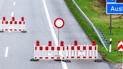 Die A27 ist für den Verkehr gesperrt. (Foto: Sina Schuldt/dpa)