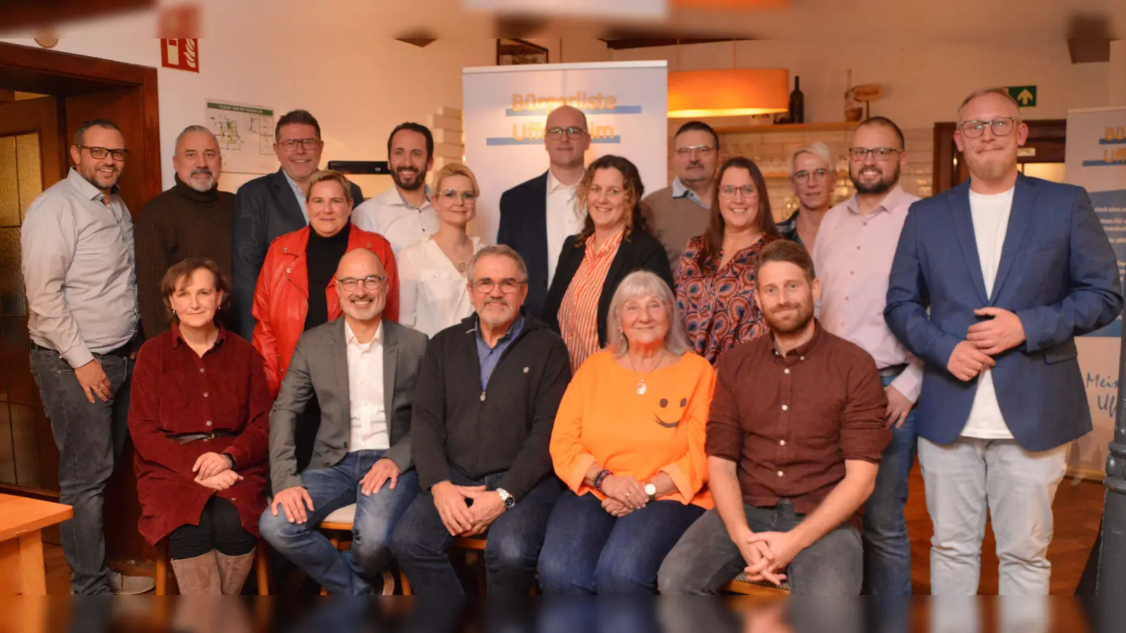 Mit 20 Frauen und Männern bewirbt sich die Uffenheimer Bürgerliste für den Stadtrat. Thomas Schmitt (hinten, Mitte) ist der Bürgermeisterkandidat. (Foto: Johannes Zimmermann)