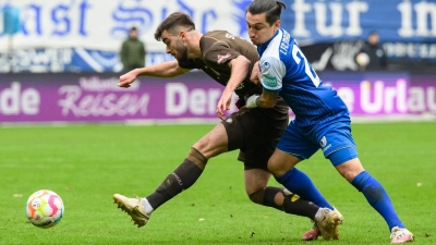 St. Paulis Jackson Irvine (l) setzt sich gegen Magdeburgs Baris Atik durch. (Foto: Christian Modla/dpa)