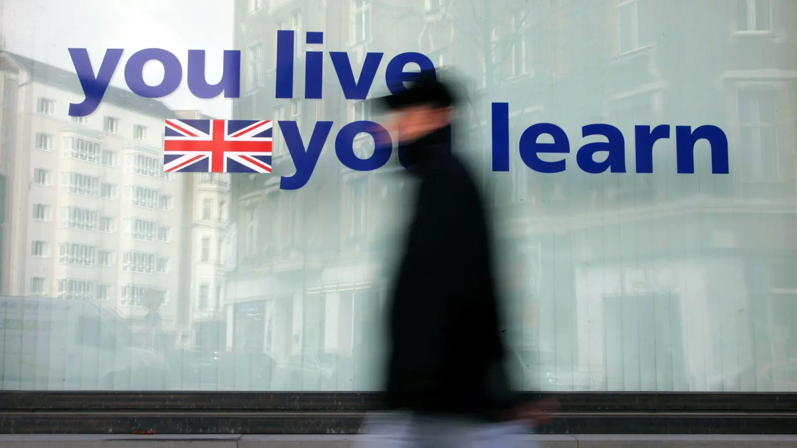 Englisch eingerostet? Wer gute Argumente parat hat und die Fremdsprache auch im beruflichen Kontext nutzt, kann seinen Chef vielleicht von einer Kostenübernahme für den Sprachkurs überzeugen. (Foto: Arno Burgi/dpa-Zentralbild/dpa-tmn)