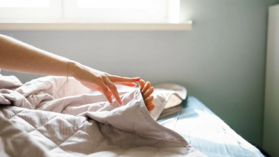 Einmal gut strecken! Im Normalfall erledigt sich das Problem eingeschlafener Hände oder Füße dadurch.  (Foto: Vyacheslav Chistyakov/Westend61/dpa-tmn)