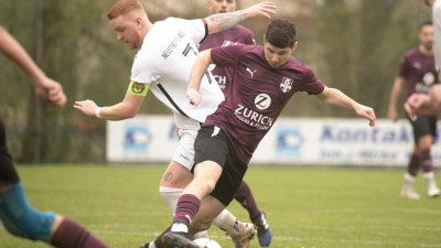 Wohin soll es gehen? Der TSV Neustadt (links Jonas Wellhöfer) und die SG Scheinfeld/Markt Taschendorf (Philipp Hummel) kämpften in der vergangenen Saison vergeblich gegen den Abstieg aus der Kreisklasse. In der A-Klasse 4 steht der TSV zur Winterpause auf Platz zwei, die Spielgemeinschaft ist Vierter. (Foto: Martin Rügner)