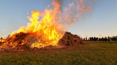 Bei dem Veranstalten von einem Osterfeuer, wie hier in Elpersdorf, gibt es einige Regeln zu beachten. Stellt die Trockenheit aktuell eine Gefahr dar? (Archivbild: Andrea Walke)