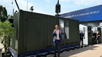 Rheinmetall-Manager Timo Haas bewarb den Abschuss-Container bei der Rüstungsmesse Eurosatory. Auf dem Dach des Containers ist eine Kamikaze-Drohne zu sehen.  (Foto: Wolf von Dewitz/dpa)
