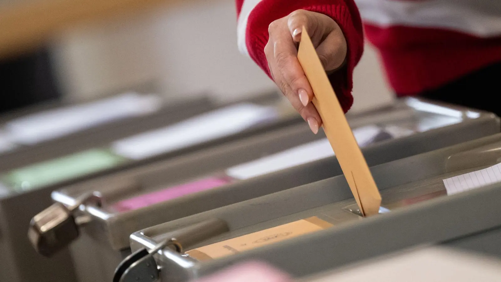 Eine Woche vor den Landtagswahlen in Thüringen und Sachsen sieht eine neue Umfrage des Instituts Insa für die „Bild“ die AfD in beiden Ländern vorn. (Symbolbild) (Foto: Marijan Murat/dpa)