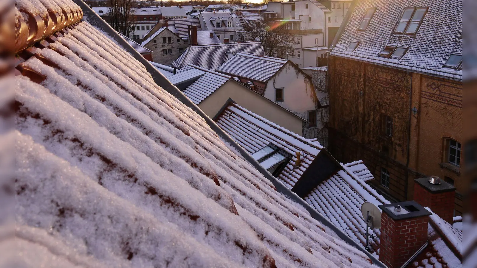 Frostiges Wetter kann nicht nur für stimmungsvolle Bilder sorgen - auch die Gefahr von Wasserrohrbrüchen steigt. (Foto: Soeren Stache/dpa/dpa-tmn)