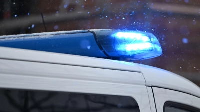 Die Polizei sucht eine Gruppe von fünf bis sechs Jugendlichen.  (Symbolbild: Markus Lenhardt/dpa)