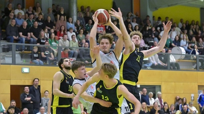 Die Ansbacher Pablo Schmidt (in weiß mit Ball) und Joscha Eckert werden hier von drei Münchnern (in schwarz von links Jannis Grußendorf, Luis Sinzinger und Daniel Urbano) bekämpft. (Foto: Martin Rügner)