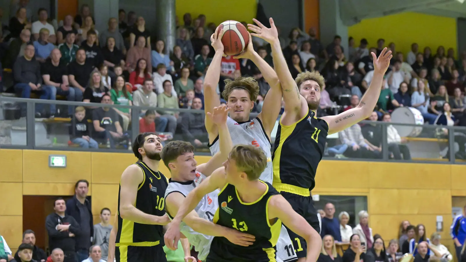 Die Ansbacher Pablo Schmidt (in weiß mit Ball) und Joscha Eckert werden hier von drei Münchnern (in schwarz von links Jannis Grußendorf, Luis Sinzinger und Daniel Urbano) bekämpft. (Foto: Martin Rügner)