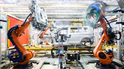 Der Industrieroboter-Hersteller Kuka will auch betriebsbedingte Kündigungen in Augsburg verzichten.(Archivbild)  (Foto: Julian Stratenschulte/dpa)