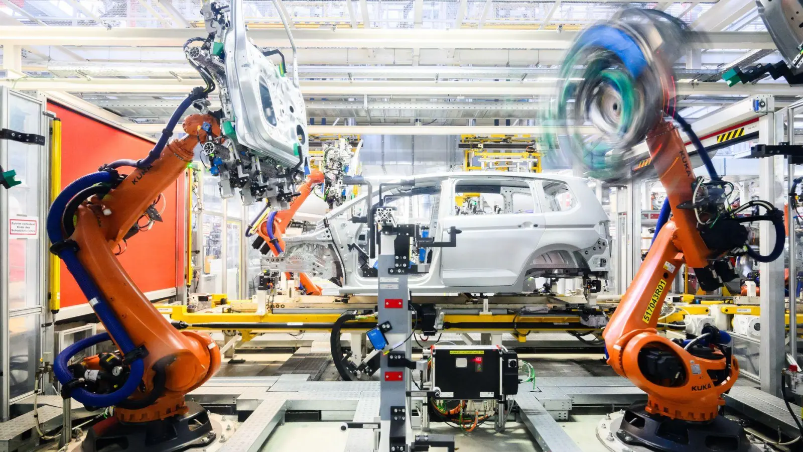 Der Industrieroboter-Hersteller Kuka will auch betriebsbedingte Kündigungen in Augsburg verzichten.(Archivbild)  (Foto: Julian Stratenschulte/dpa)