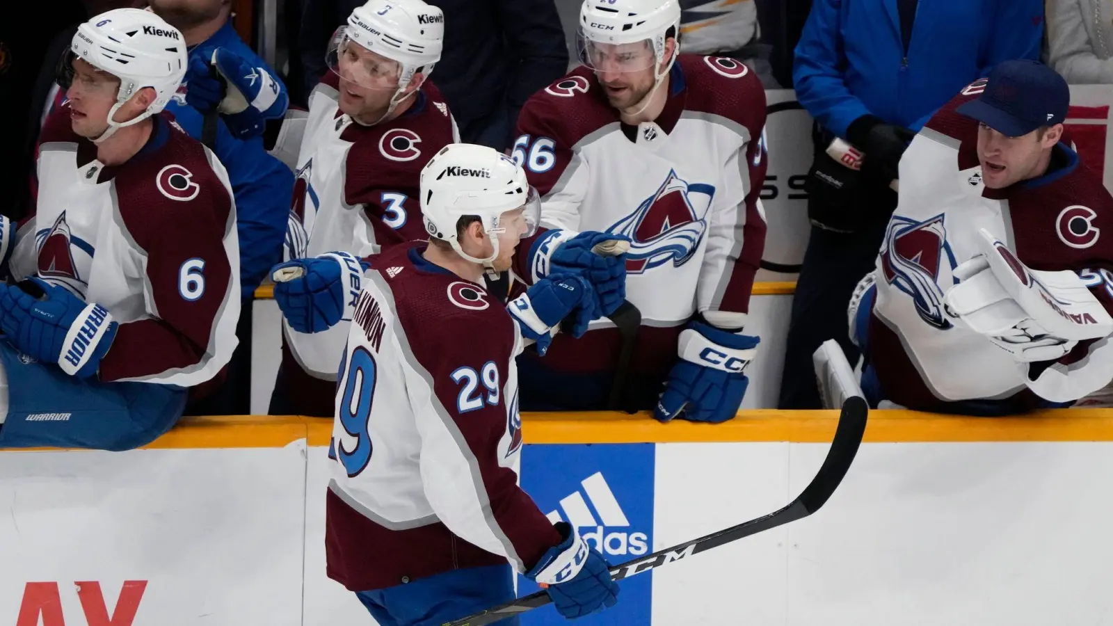 Colorados Center Nathan MacKinnon (29) wird zu seinem Tor beglückwünscht. (Foto: Mark Humphrey/AP/dpa)