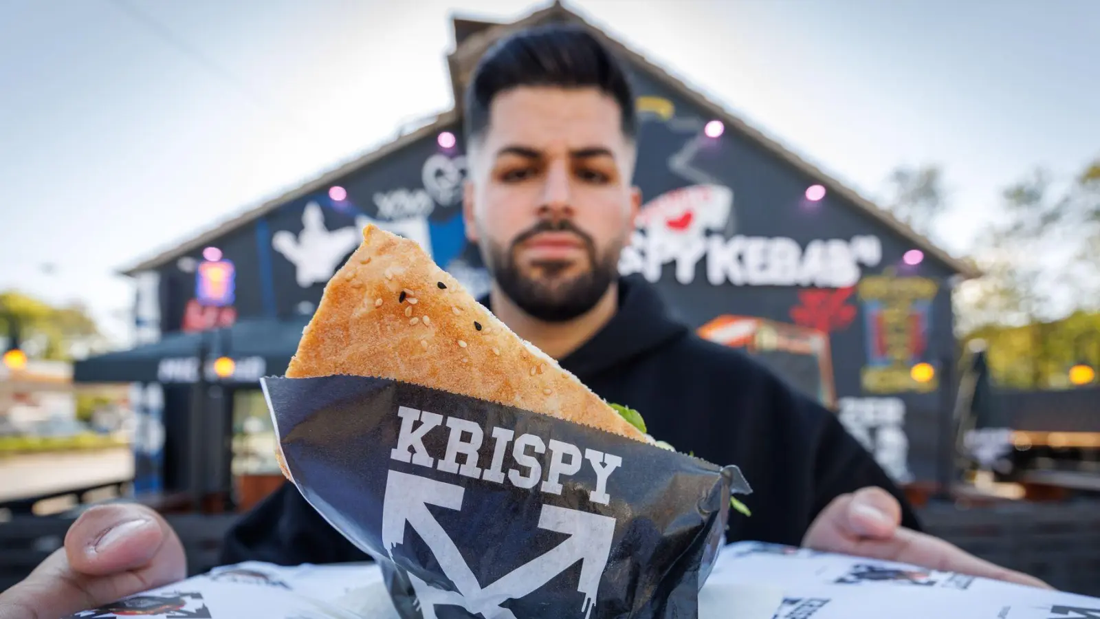 „Einmal Döner, aber schön krispy!“ (Foto: Friso Gentsch/dpa)