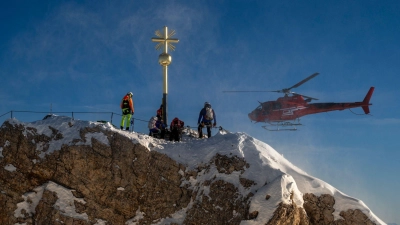 Ein Helikopter hat Ende November das frische vergoldete Kreuz zurückgebracht. (Archivbild) (Foto: Peter Kneffel/dpa)