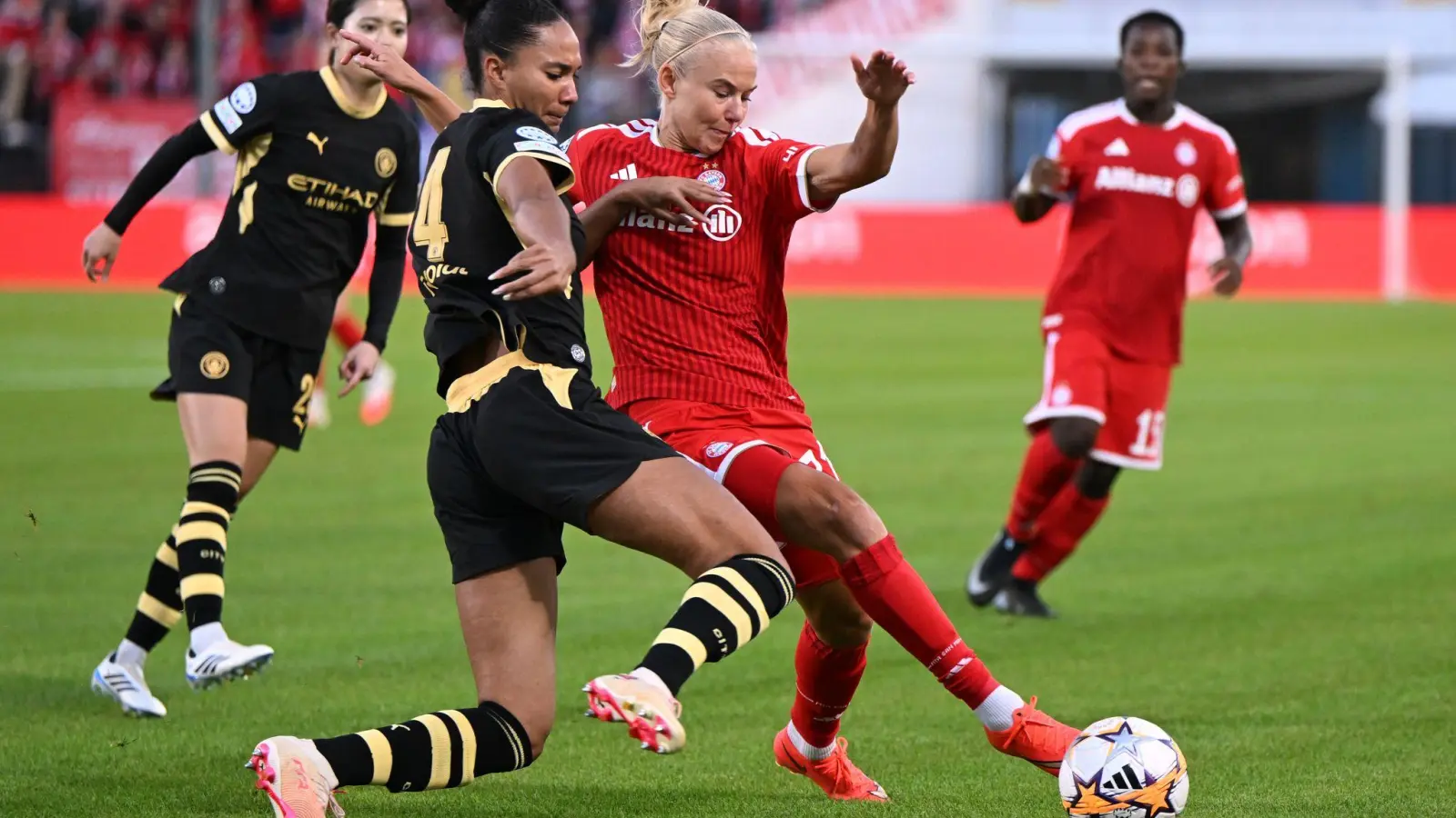 Pernille Harder (r) traf gegen Stuttgart doppelt für den FC Bayern (Archivbild) (Foto: Sven Hoppe/dpa)