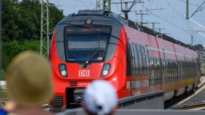 Schon wieder mussten die Fahrgäste zwischen Wicklesgreuth und Windsbach mit Bus und Taxis fahren. Jetzt rollen die Züge aber wieder. (Symbolbild: Klaus-Dietmar Gabbert/dpa)