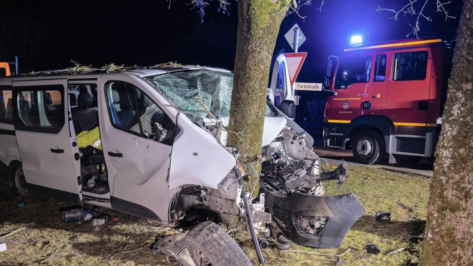 Der Fahrer wurde bei dem Unfall schwer verletzt. (Foto: Ferdinand Merzbach/News5/dpa)