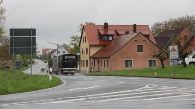 Dass der Asphalt in Oberscheckenbach erneuert wird, ist eine gute Sache. Die monatelange Sperrung ist für Einheimische sowie Pendlerinnen und Pendler allerdings eine große Umstellung. (Foto: Clarissa Kleinschrot)