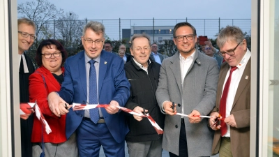 Natürlich durfte auch das obligatorische Band bei der Uffenheimer Hallenbad-Wiedereröffnung nicht fehlen – an den Scheren (von links): Dekan Max von Egidy, Landratsstellvertreterin Ruth Halbritter, Bürgermeister Wolfgang Lampe, der CSU-Landtagsabgeordnete a.D. Hans Herold, sein Nachfolger Werner Stieglitz und der SPD-Landtagsabgeordnete Harry Scheuenstuhl. (Foto: Johannes Zimmermann)