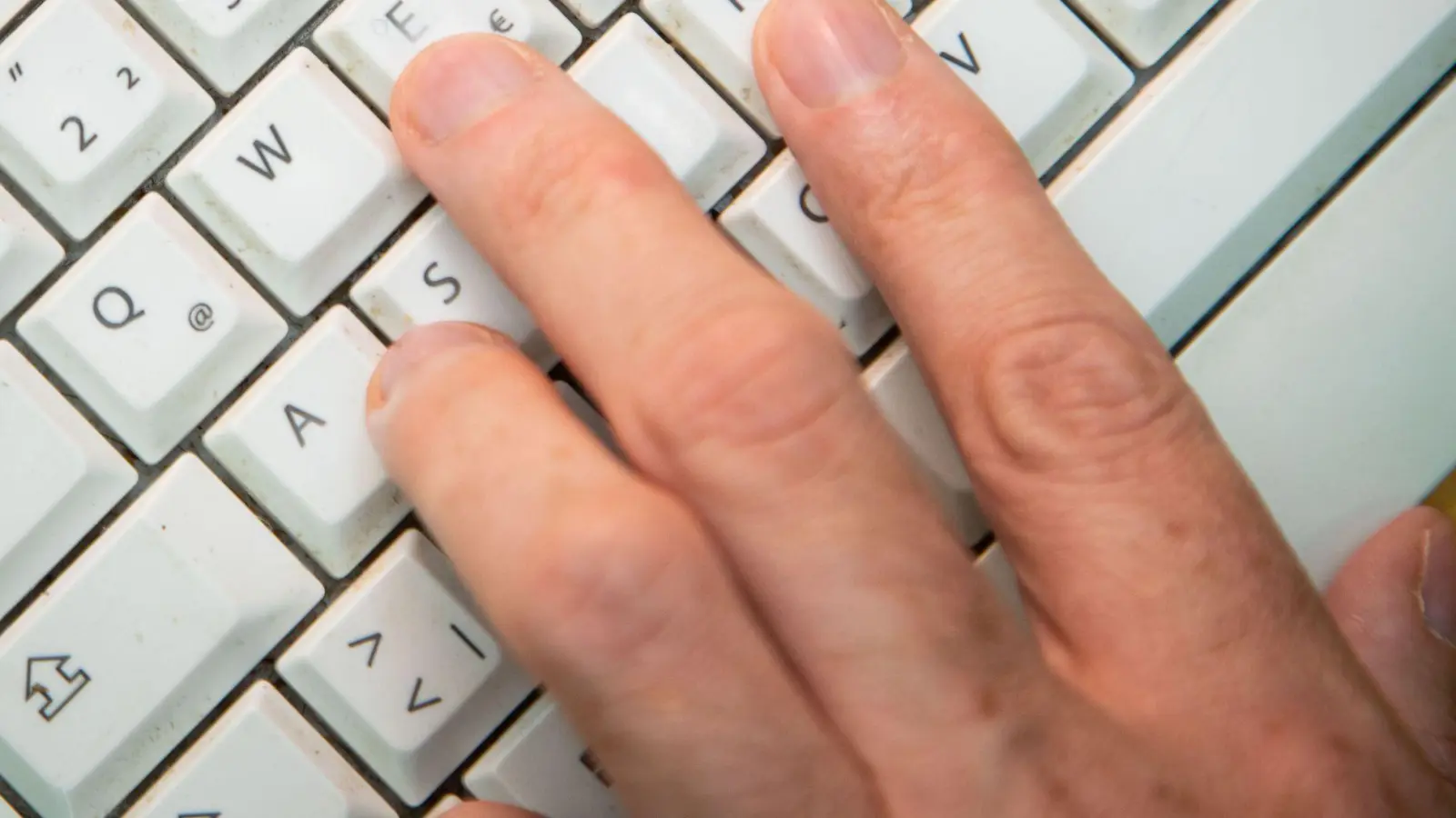 Zwischen den Tasten einer Tastatur kann sich mit der Zeit einiges an Schmutz ansammeln. (Foto: Christin Klose/dpa-tmn)