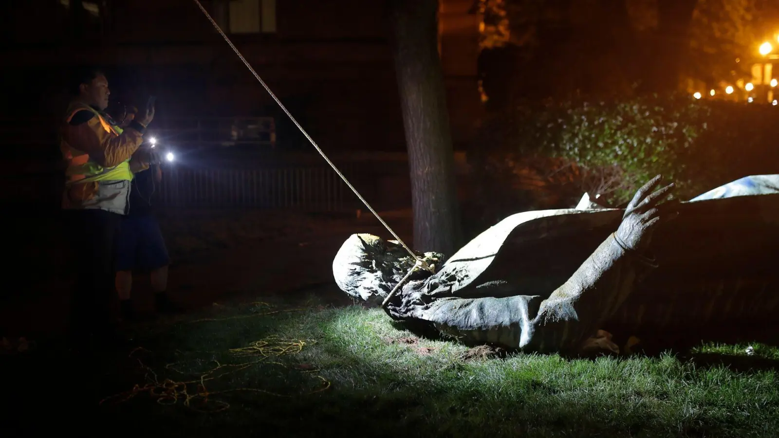 Im Zuge der Black-Lives-Matter-Proteste stürzten Demonstranten in den USA mehrere Statuen historischer Figuren, die sie in Verbindung mit Rassismus brachten. (Archivbild) (Foto: Maya Alleruzzo/AP/dpa)