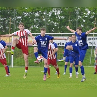 Und jetzt alle hoch das Bein: Arbergs Robin Hilpert sowie die Weigenheimer Julian Reuter und Justus Böhm (von links) wollen den Ball spielen. (Foto: Martin Rügner)