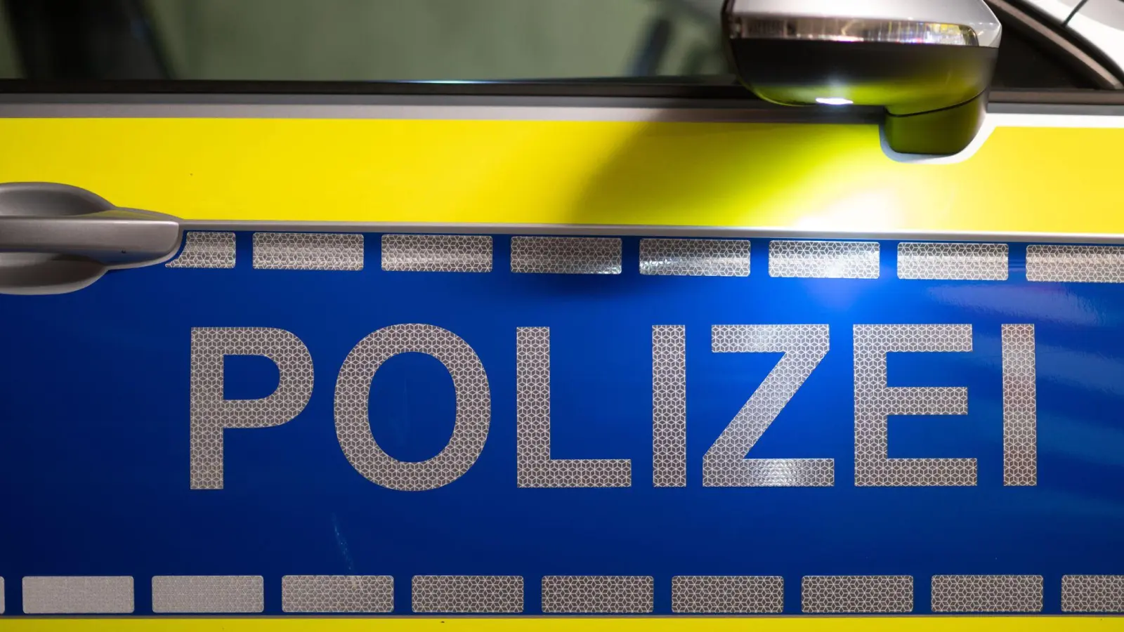 Viel zu schnell überholte ein Autofahrer eine klar erkennbare Streife der Verkehrspolizei.  (Symbolbild: Robert Michael/dpa)