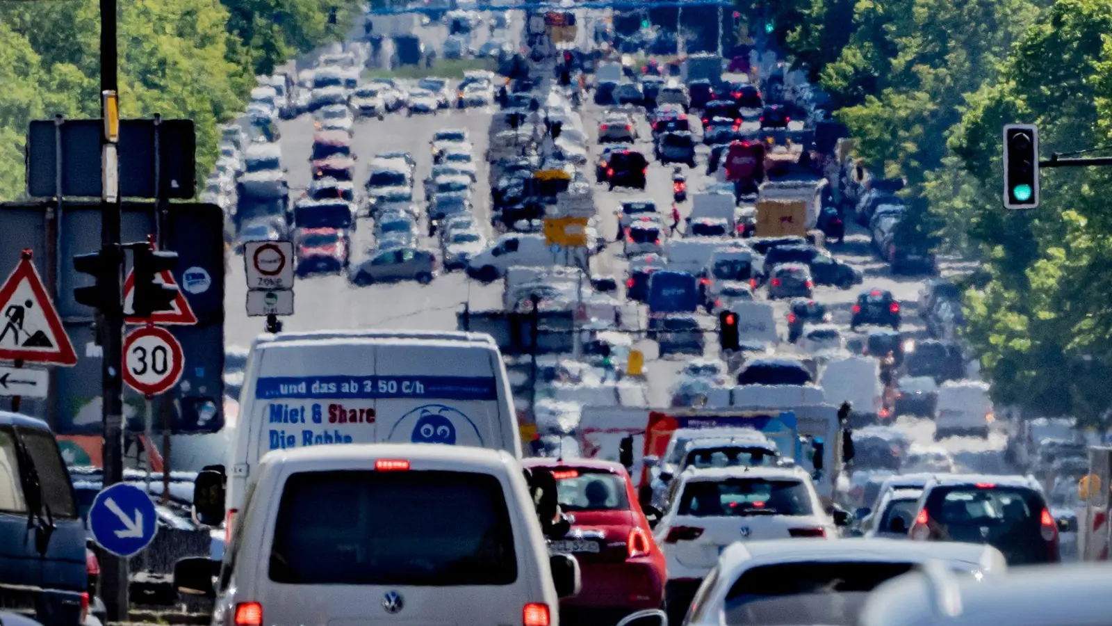 Auch 2035 werden Verbrenner und Elektroautos gemeinsam auf unseren Straßen fahren. (Foto: Michael Kappeler/dpa/dpa-tmn)