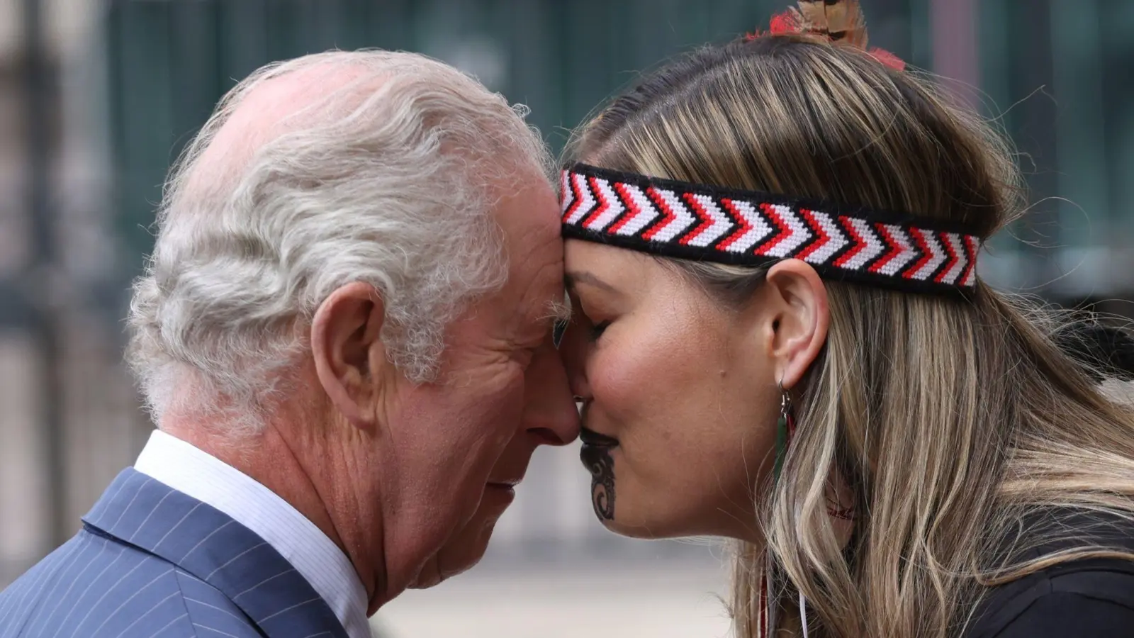 König Charles III. wird in London mit dem „Hongi“ begrüßt, einem traditionellen Maori-Gruß. (Foto: Belinda Jiao/PA Wire/dpa)