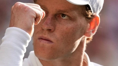 Jannik Sinner feiert seinen ersten Wimbledon-Triumph. (Foto: Kirsty Wigglesworth/AP/dpa)