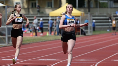 Sanja Kropf (rechts) setzte sich über 100 Meter an die Spitze. (Foto: Theo Kiefner)